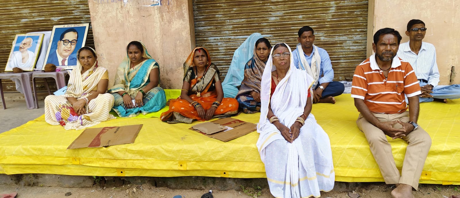 न्याय की आस में परिवार के साथ भुख हड़ताल पर बैठने मजबूर 70 वर्षीय वृद्ध महिला ओम बाई 