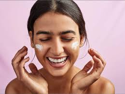 बर्फ के टुकड़े हैं एंटी-एजिंग का राज, पाएं चमकदार और कसावट वाली त्वचा