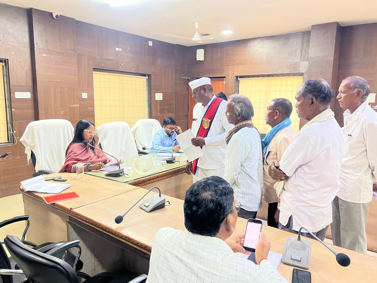 जिला पंचायत सीईओ ने जनदर्शन में सुनीं लोगों की समस्याएँ, 28 आवेदन प्राप्त हुये, कई मामलों का हुआ त्वरित निराकरण