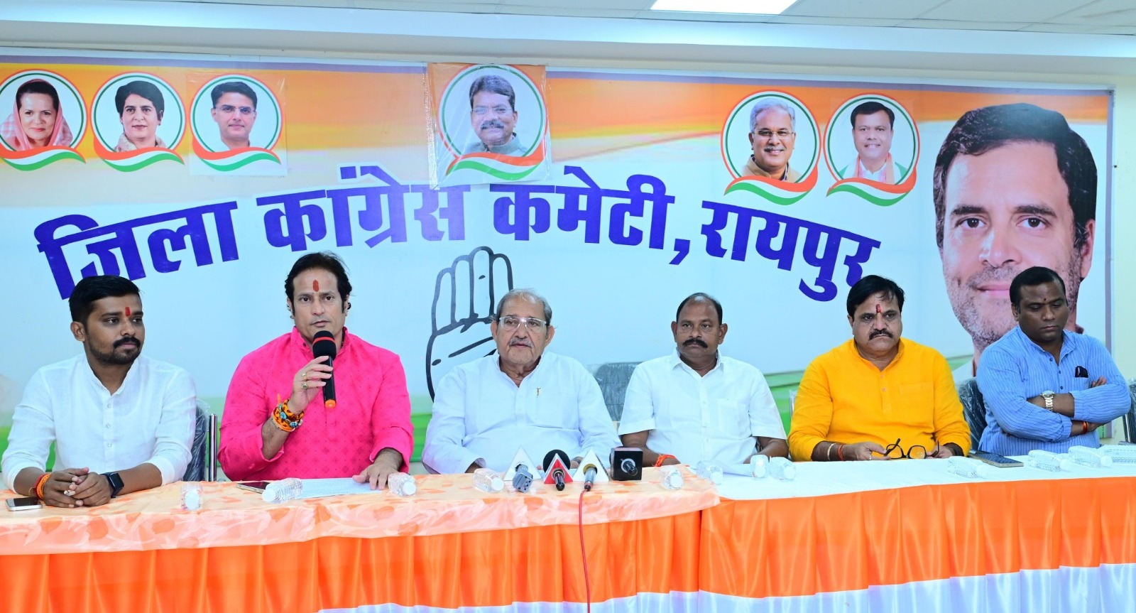 प्रदेश में गौवंश संकट गहराया : पिछले पौने दो साल में 5 लाख से अधिक गायें गायब,2500 से ज्यादा दुर्घटना और भूख से मौत – कांग्रेस ने पूछा जिम्मेदार कौन?