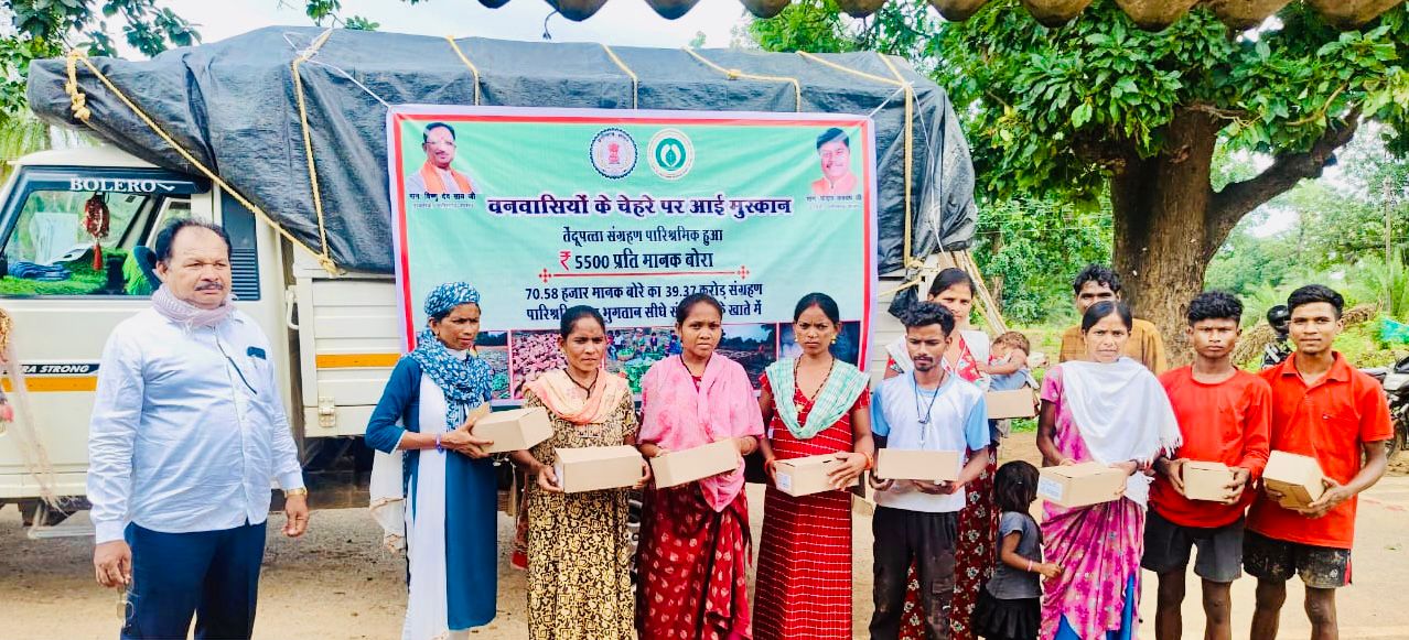 वनवासियों के चेहरे पर आई खुशहाली, तेंदूपत्ता संग्राहकों को किया जा रहा चरण पादुका वितरण