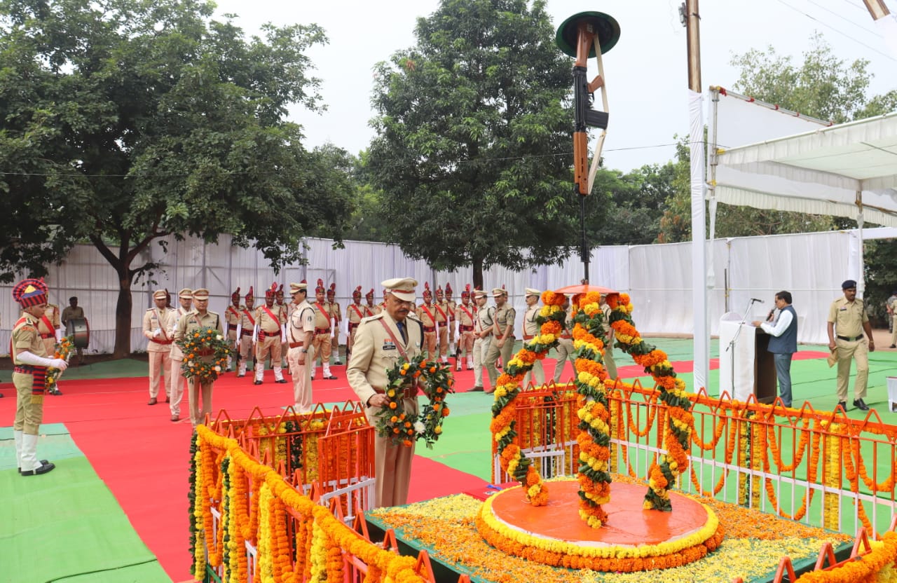 पुलिस अधीक्षक धर्मेंद्र सिंह द्वारा पुलिस स्मृति दिवस के अवसर पर 191 वीर शहीदों के नाम का वाचन कर दी गई भावभीनी श्रद्धांजली