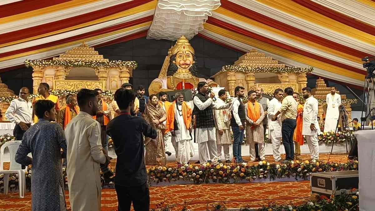 1000 लोगों ने हिंदू धर्म में की वापसी, पंडित धीरेंद्र कृष्ण ने दिया ये नया नाम