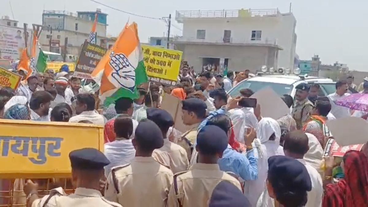 रायपुर में सुशासन तिहार के दौरान हंगामा, विधायक मोतीलाल साहू की गाड़ी के सामने लेटे कांग्रेसी