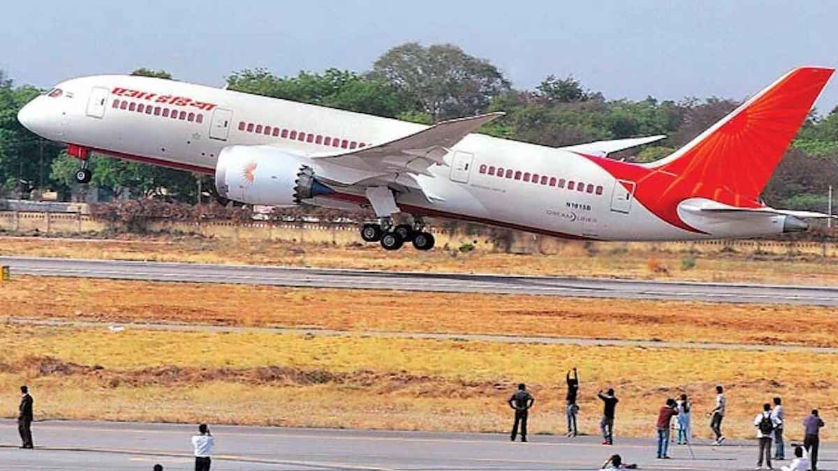 रायपुर एयरपोर्ट पर बड़ा हादसा टला, लैंडिंग के दौरान एयर इंडिया विमान से टकराई चिड़िया