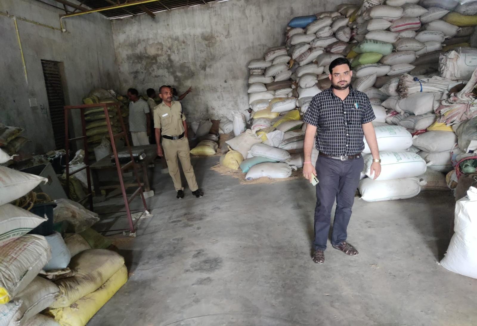 कलेक्टर के निर्देश पर अवैध धान परिवहन एवं भंडारण पर लगातार कार्रवाई जारी, 900 बोरा अवैध धान जब्त