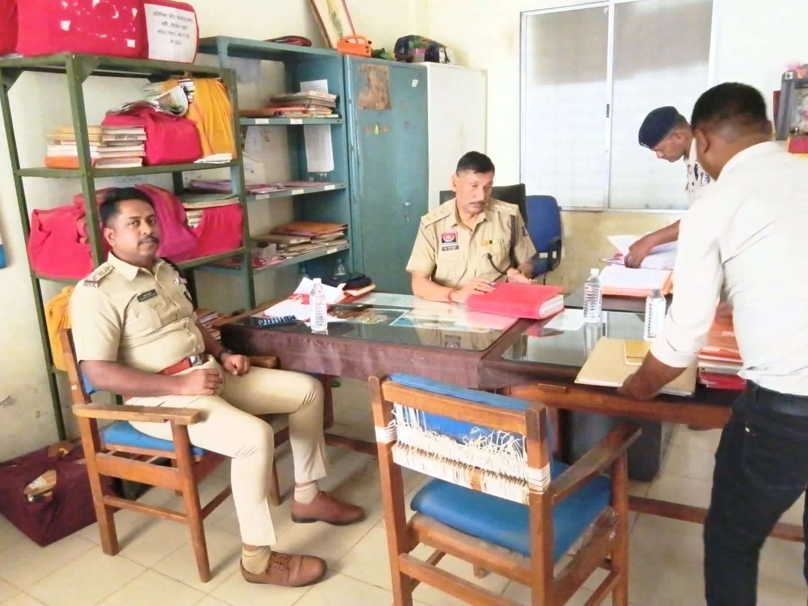 बेमेतरा में डीएसपी राजेश कुमार झा का औचक निरीक्षण, रक्षित केन्द्र और यातायात शाखा की जांच