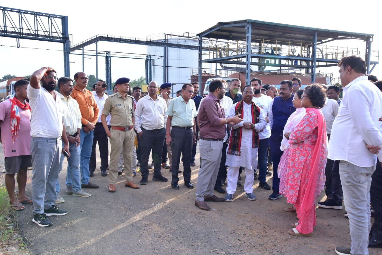 मंत्री रामविचार नेताम ने कोण्डागांव में मक्का प्रसंस्करण इकाई का किया भ्रमण