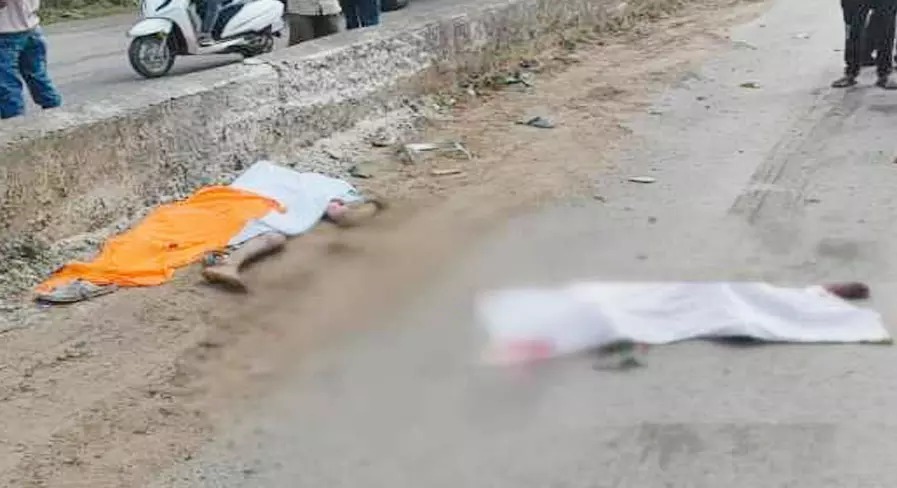 ट्रक की चपेट में आने से बाइक सवार 4 लोगों में 2 लोगों की मौके पर ही मौत