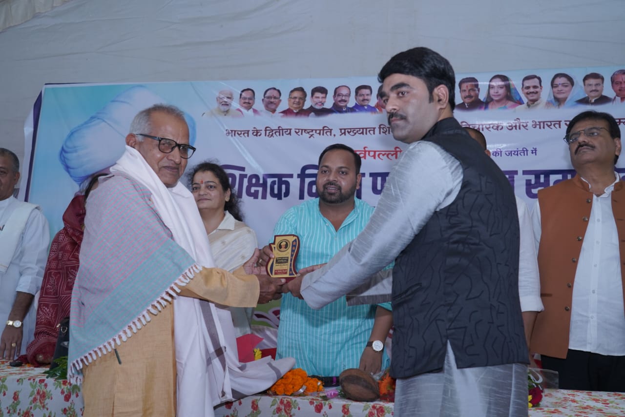 शिक्षक सम्मान समारोह एवं निःशुल्क चिकित्सा व रक्तदान शिविर में शामिल हुए विधायक दीपेश साहू
