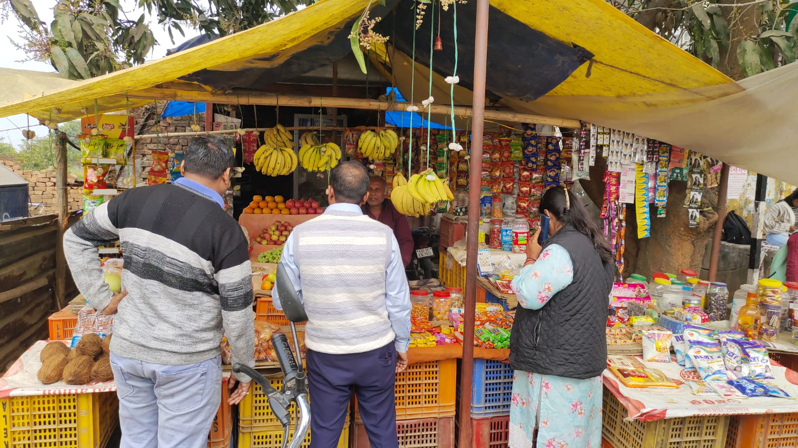 स्कूलों के 100 गज दायरे में तंबाकू बिक्री पर सख्ती,खड़गवां में COTPA एक्ट के तहत ताबड़तोड़ छापेमारी