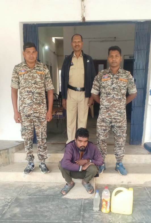 पुसौर और जोबी पुलिस की संयुक्त कार्रवाई में दो शराब तस्कर गिरफ्तार