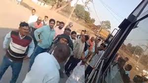 सूरजपुर में दिनदहाड़े गुंडागर्दी: कर्मचारियों की बस रोककर अंदर घुसे बदमाश, कर्मचारी को बेरहमी से पीटा