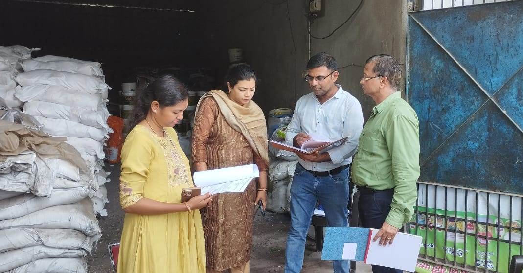  दो कीटनाशक दवा विक्रेता प्रतिष्ठानों को नोटिस,औचक निरीक्षण में मिली गड़बड़ी