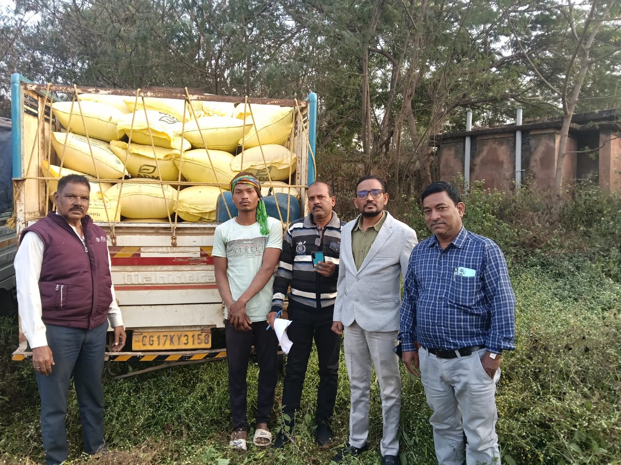 ओड़िसा से अवैध रूप से लाये जा रहे 30 क्विंटल धान और वाहन को किया गया जब्त