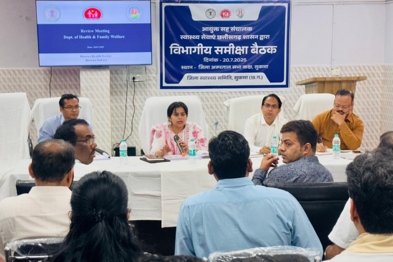 आयुक्त सह संचालक ने स्वास्थ्य विभाग की समीक्षा बैठक में डॉक्टरों को नियमित फील्ड विज़िट करने के दिए निर्देश