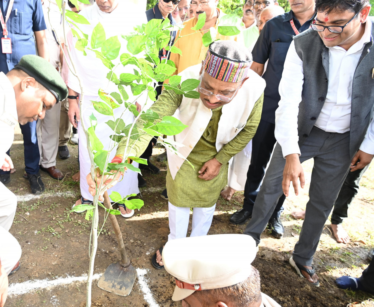 मुख्यमंत्री विष्णुदेव साय ने अघोर गुरु पीठ ब्रह्मनिष्ठालय परिसर में करंज का पौधा रोपा