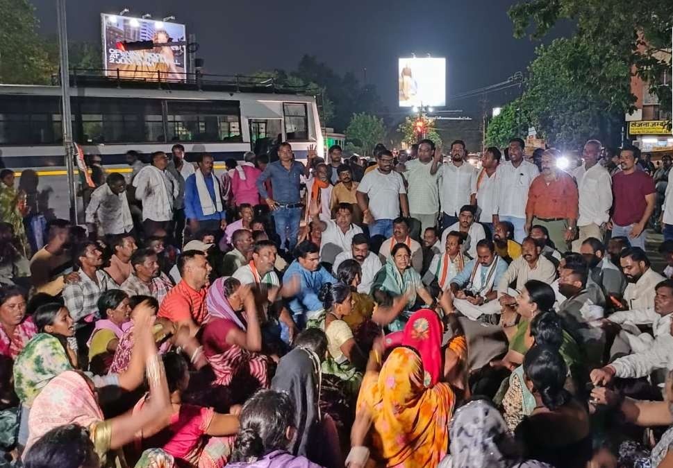 रायपुर नकटी गांव बुलडोजर विवाद: पुनर्वास से नाराज विस्थापित परिवारों का कलेक्ट्रेट में प्रदर्शन, EWS फ्लैटों पर उठाए सवाल