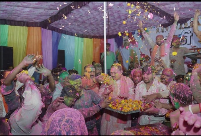 रतनपुर स्थित मंत्री निवास में होली मिलन समारोह, पारंपरिक फाग गीतों पर थिरके स्वास्थ्य मंत्री