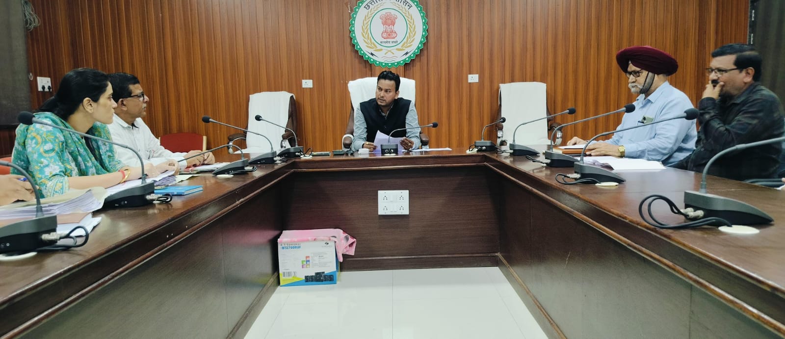 कलेक्टर ने की लोकनिर्माण विभाग के विभिन्न निर्माण कार्यो की समीक्षा : कार्य में लापरवाही बरतने वाले एसडीओ और सब इंजीनियर को कारण बताओ सूचना जारी