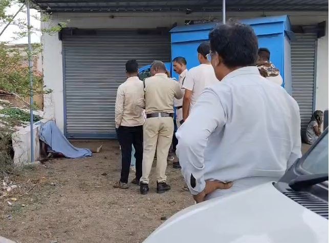 बेमेतरा में खूनी खेल: पुरानी रंजिश में गांव के चौक पर फरसे से की हत्या, मौके पर मौत