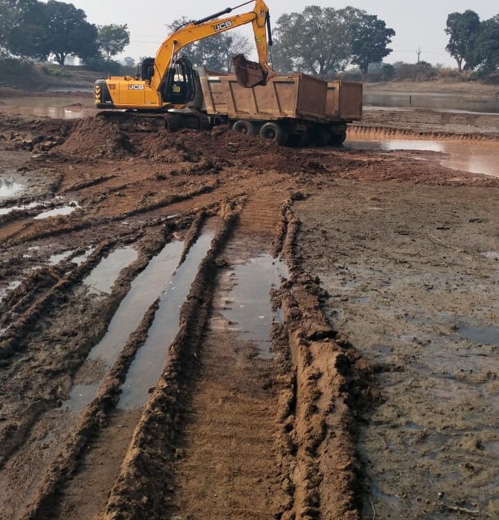 बेलसोंडा के अमृत सरोवर से किया जा रहा मुरम का अवैध उत्तखनन,पंचायत पदाधिकारी मौन, जिम्मेदार कौन ?