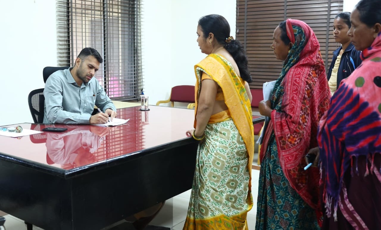 कलेक्टर ने जनदर्शन में सुनी नागरिकों की समस्याएं,शिक्षा, स्वास्थ्य, पेयजल और पेंशन प्रकरणों का तत्काल निराकरण के दिए निर्देश