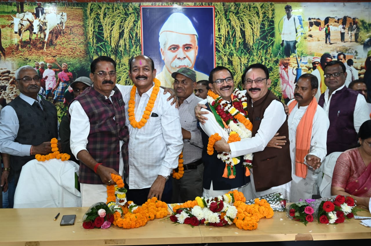 जिला सहकारी केन्द्रीय बैंक मर्यादित, रायपुर में अध्यक्ष एवं उपाध्यक्ष द्वारा कार्यभार ग्रहण
