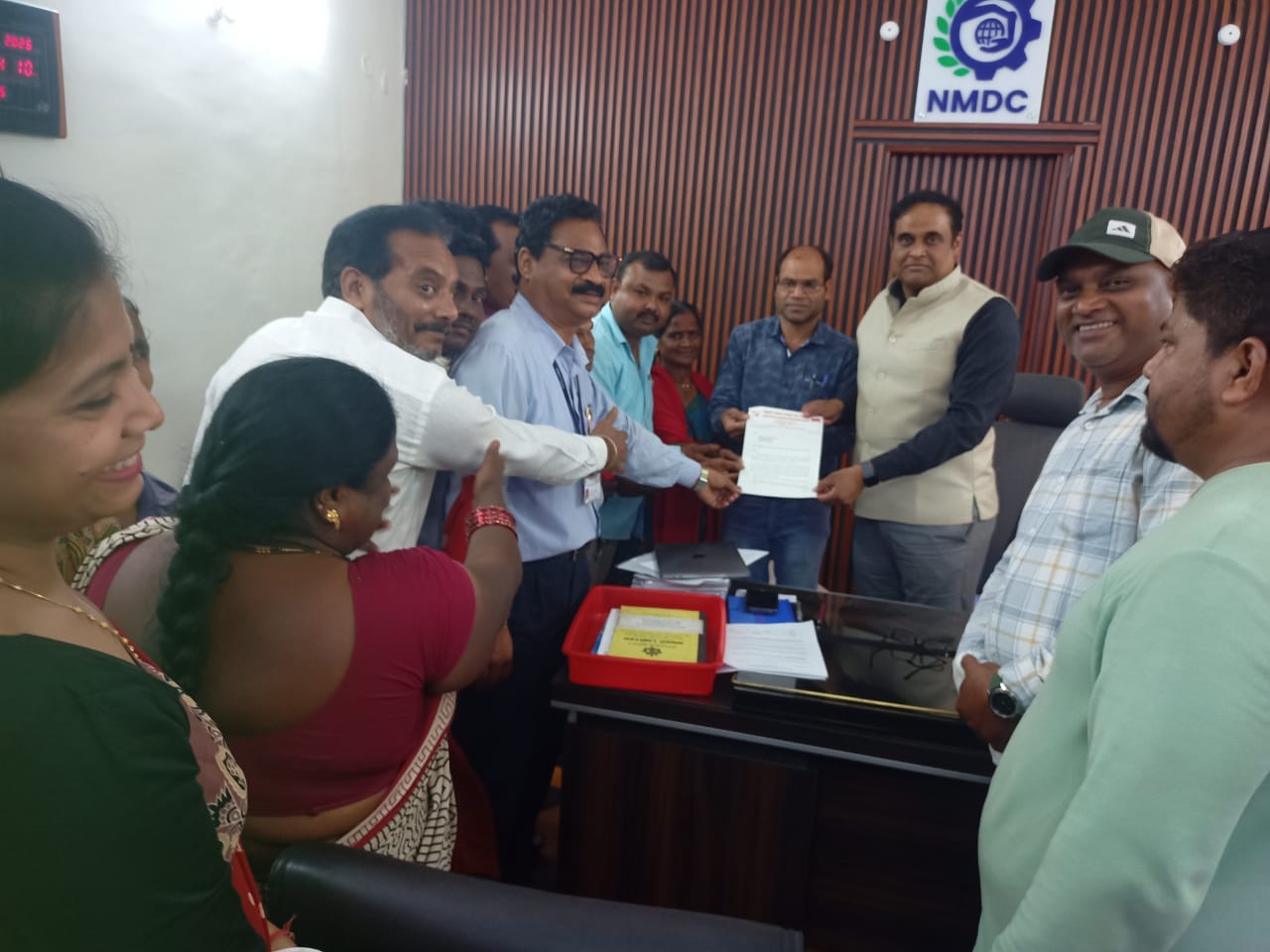 एनएमडीसी की ऐतिहासिक सफलता में पसीना बहाने वाले श्रमिकों के हक की उठी आवाज़: SKMS ने प्रबंधन को सौंपा मांग पत्र