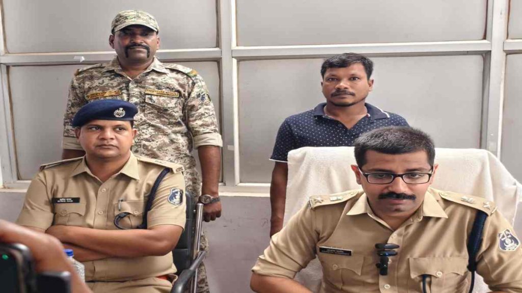 धमतरी में 5 लाख के इनामी नक्सली ने किया सरेंडर