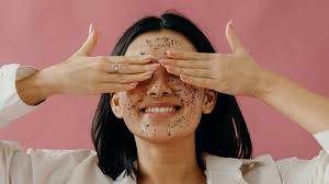 घर पर ही बनाएं ये नेचुरल फेस स्क्रब और पाएं चमकदार चेहरा 