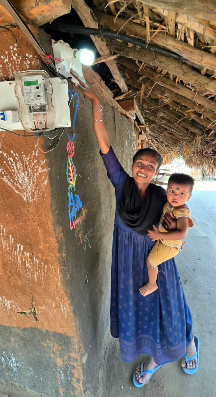 सुकमा के पुसगुड़ा में टूटा दशकों का अंधेरा, पहली बार 106 घरों में जली बिजली
