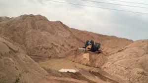 नियमों का खुलेआम उल्लंघन: सरकारी जमीन पर 20 करोड़ के रेत का पहाड़,आंख मूंदकर बैठा प्रशासन