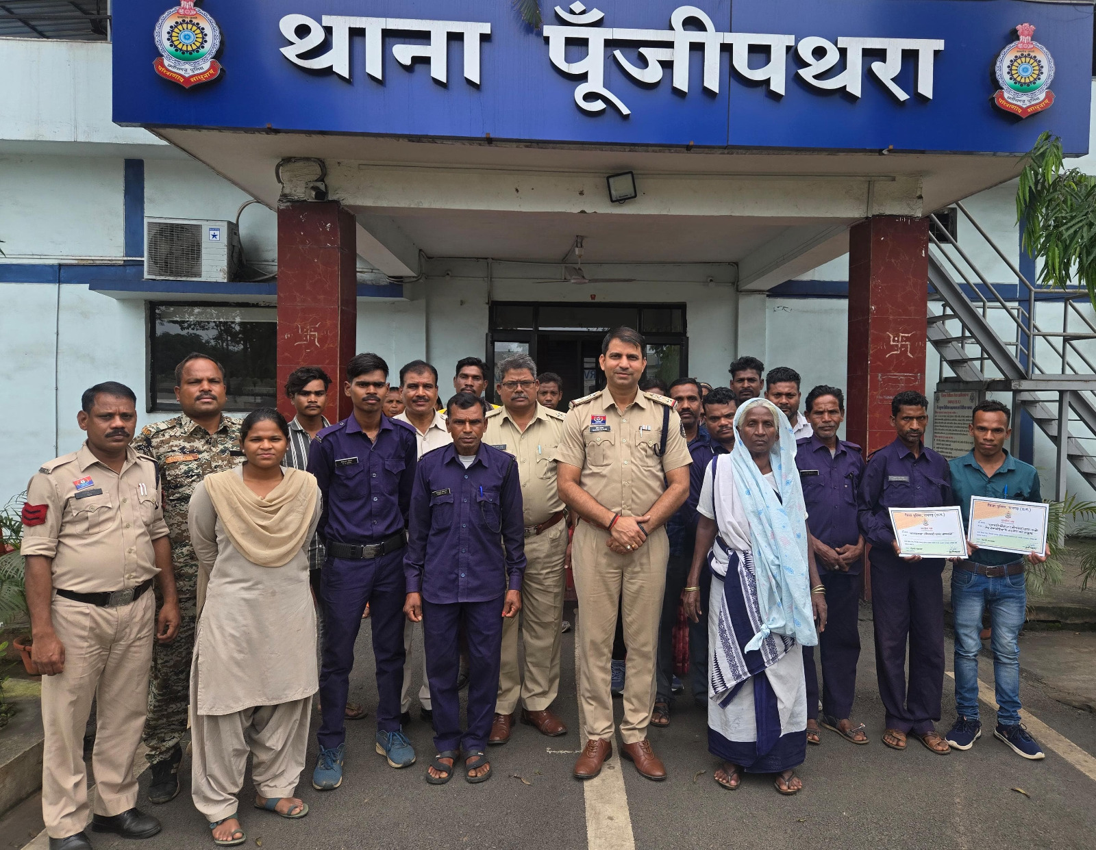 रोड एक्सीडेंट में घायलों की मदद करने वालों का पूंजीपथरा थाना में सम्मान