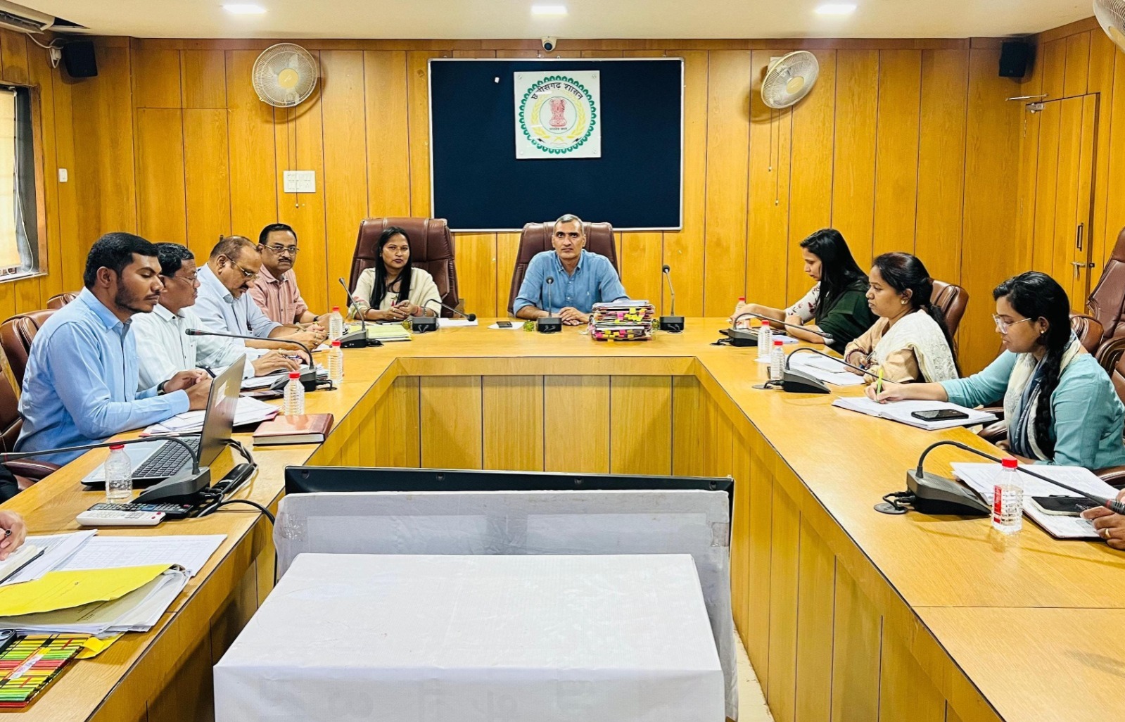 शासन की योजनाओं, सेवाओं और कार्यक्रमों के क्रियान्वयन में अधिकारी दिखाएं गंभीरता,अवैध शराब विक्रय पर कड़ी कार्रवाई के निर्देश