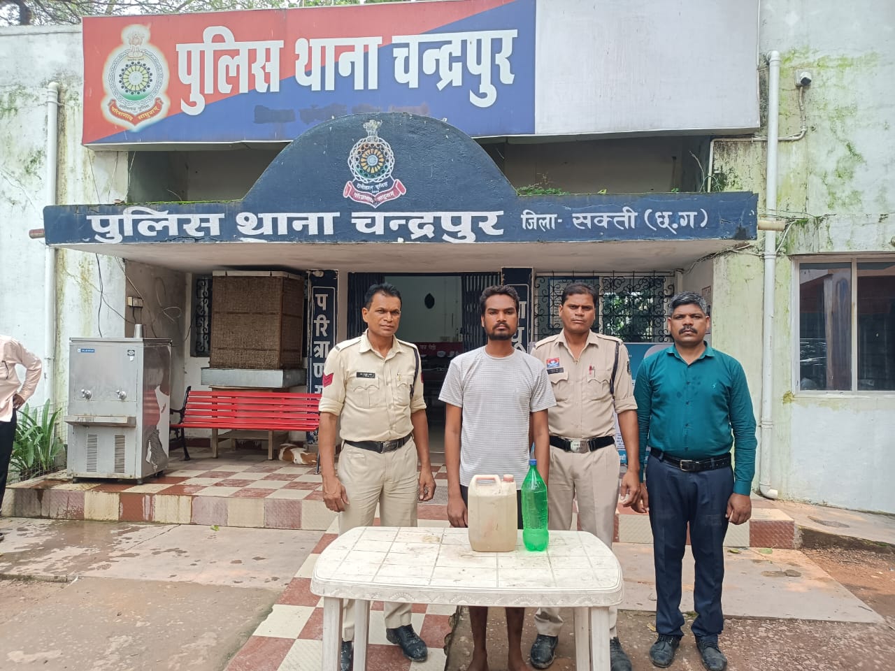 
07 लीटर कच्ची महुआ शराब के साथ आरोपी गिरफ्तार
