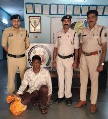 छापेमारी कर कुरूद पुलिस ने गांजा तस्कर को पकड़ा