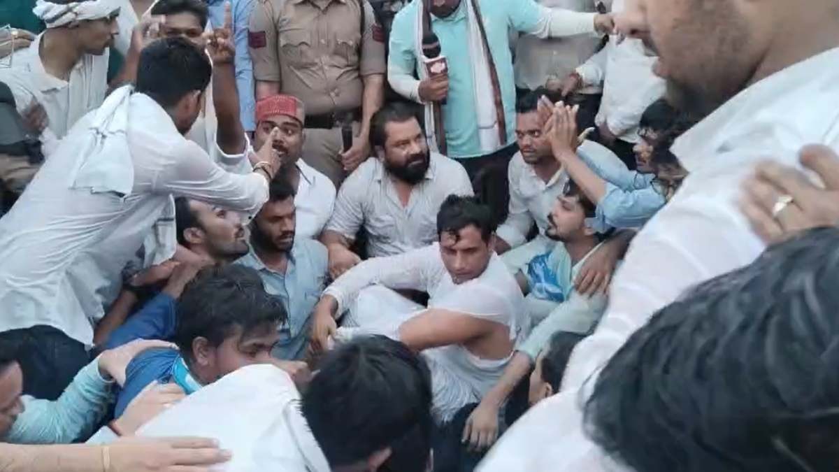 NEET पेपर लीक पर NSUI का उग्र प्रदर्शन, पुलिस लाठीचार्ज में विधायक देवेंद्र यादव का कुर्ता फटा