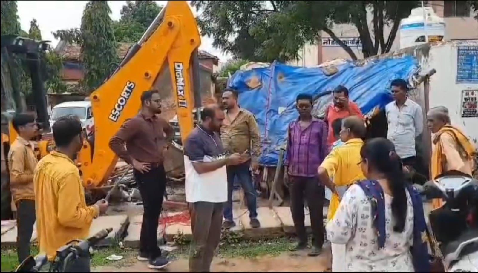 चाय की दुकान हटाने पहुँचा राजस्व अमला, पालिका अध्यक्ष ने रुकवाई कार्यवाही 