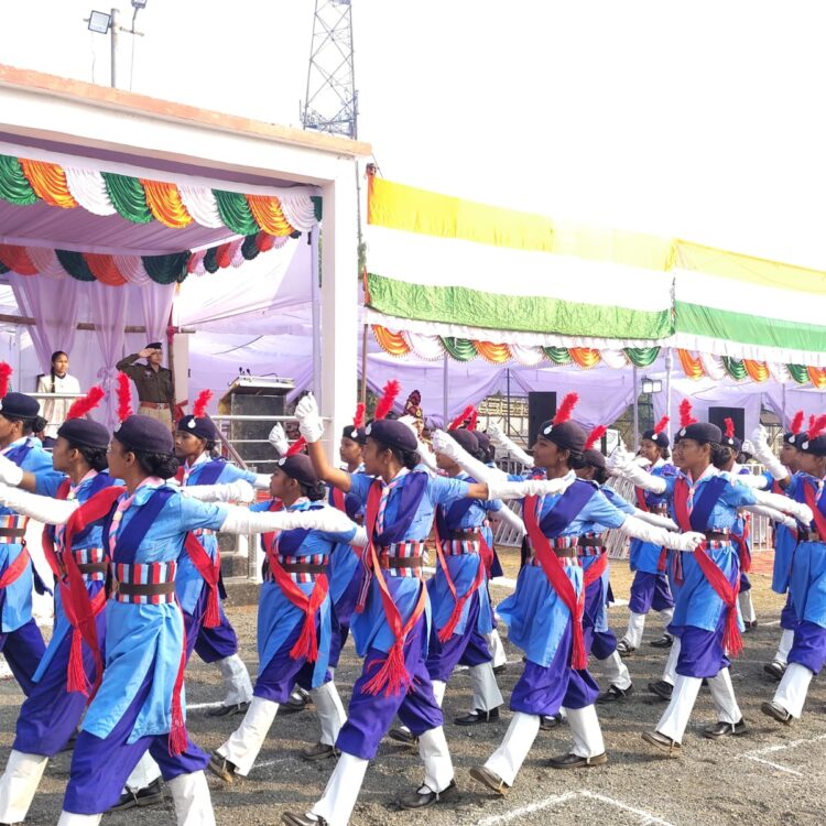 कलेक्टर-एसपी ने आमाखेरवा ग्राउंड में चल रहे गणतंत्र दिवस समारोह की अंतिम रिहर्सल का किया निरीक्षण