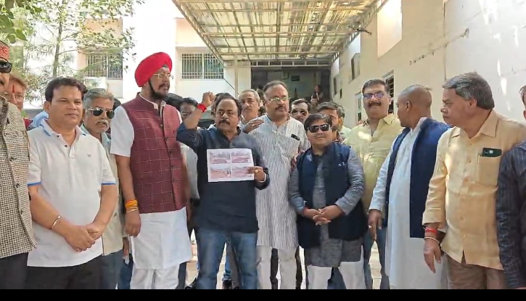 पीडब्ल्यूडी की लापरवाही से युवक की मौत के विरोध में कांग्रेस का काली मंदिर स्थित पीडब्ल्यूडी कार्यालय घेराव