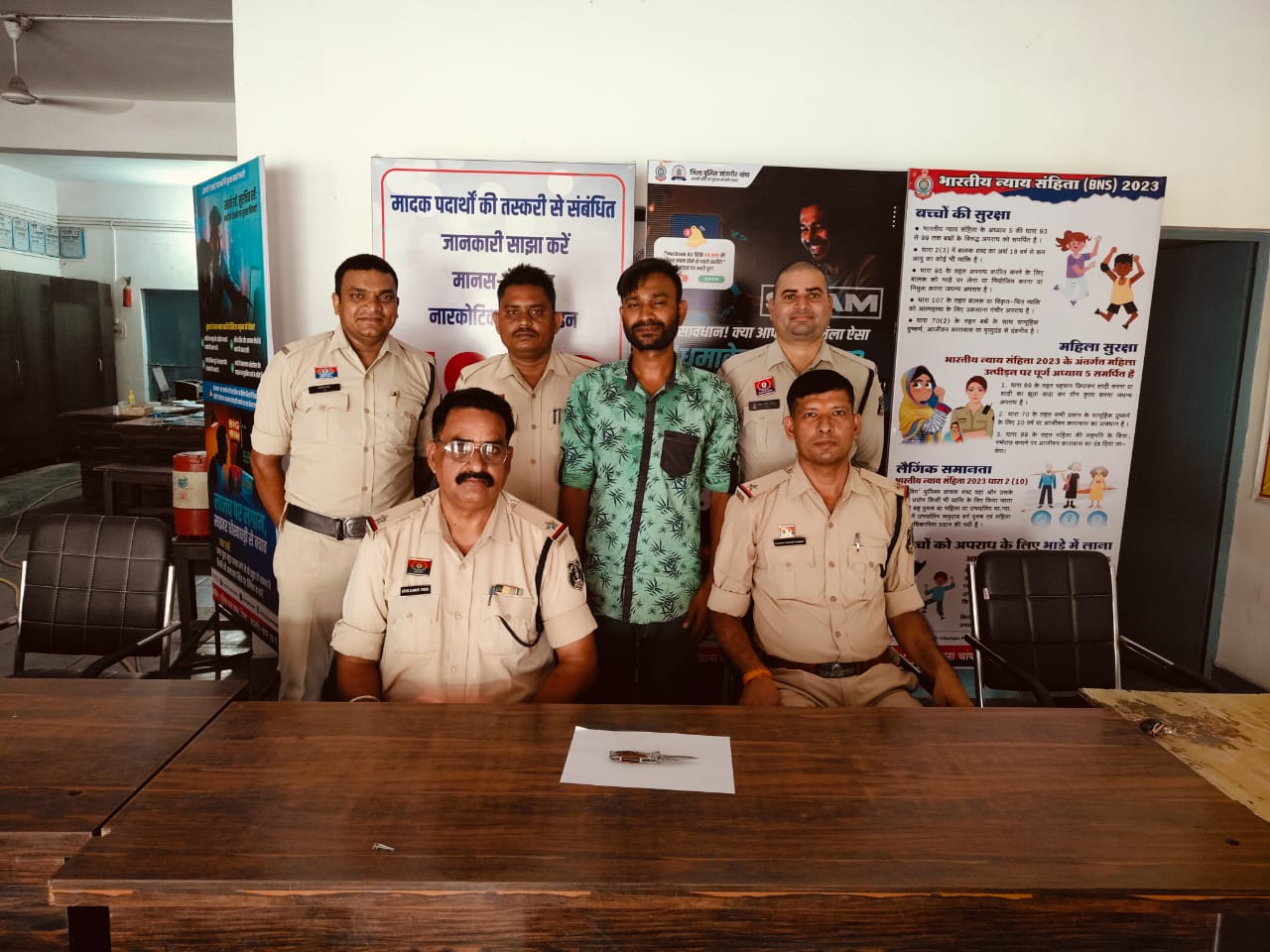 सार्वजनिक जगह पर बटनदार चाकू को लहराते हुए, लोगो को भयाक्रांत करने वाले युवक को पुलिस ने किया गिरफ्तार