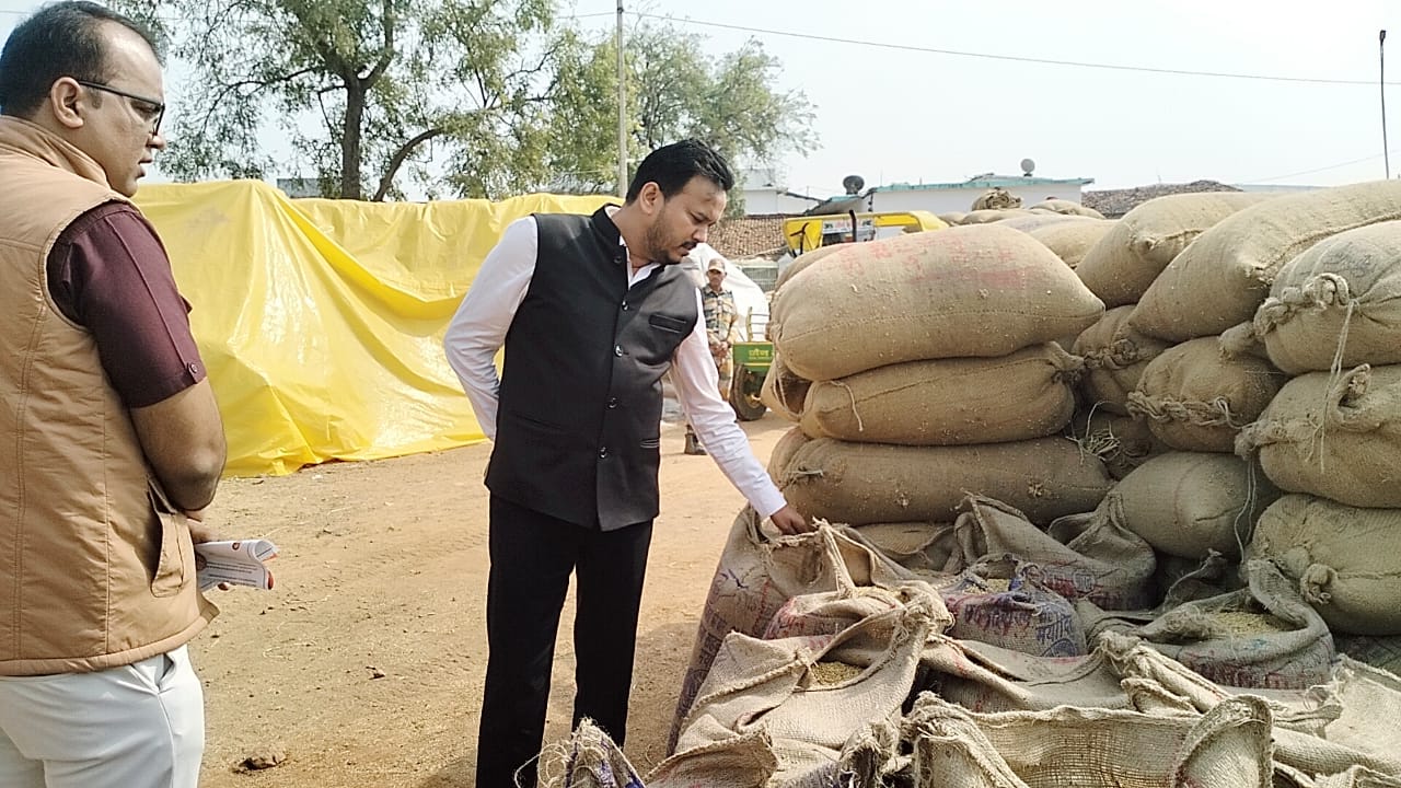 कलेक्टर ने किया धान खरीदी केन्द्रों का निरीक्षण,डीओ जारी कर शीघ्र धान उठाव किए जाने के निर्देश दिए
