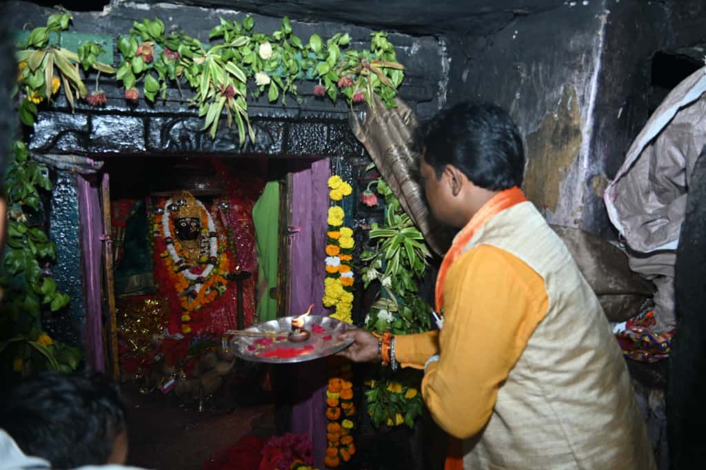 बस्तर सांसद महेश कश्यप ने नवरात्रि के पावन पर्व पर माँ दंतेश्वरी के दर्शन कर प्रदेश के सुख एवं समृद्धि की कामना की