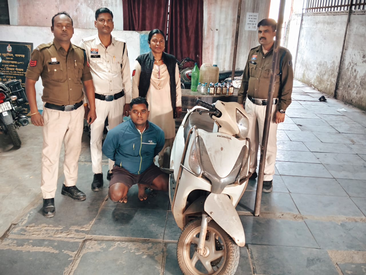  अवैध शराब पर जूटमिल पुलिस की कार्रवाई जारी, बनसिया में अवैध शराब बेचते युवक को रंगे हाथों पकड़ा