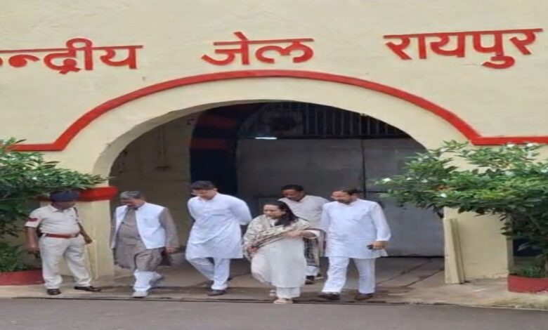 रायपुर सेंट्रल जेल में बंद चैतन्य बघेल से सचिन पायलट ने की मुलाकात,भाजपा पर लगाए गंभीर आरोप