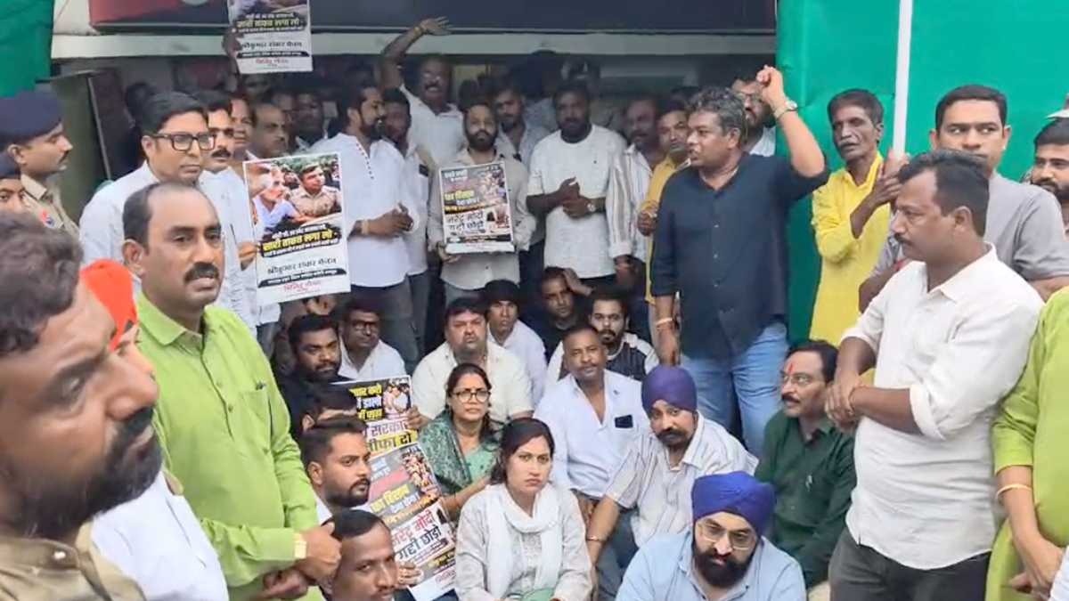रायपुर में सियासी संग्राम! FIR के विरोध में थाने पहुंची कांग्रेस, दीपक बैज धरने पर बैठे; BJP नेताओं पर केस की मांग