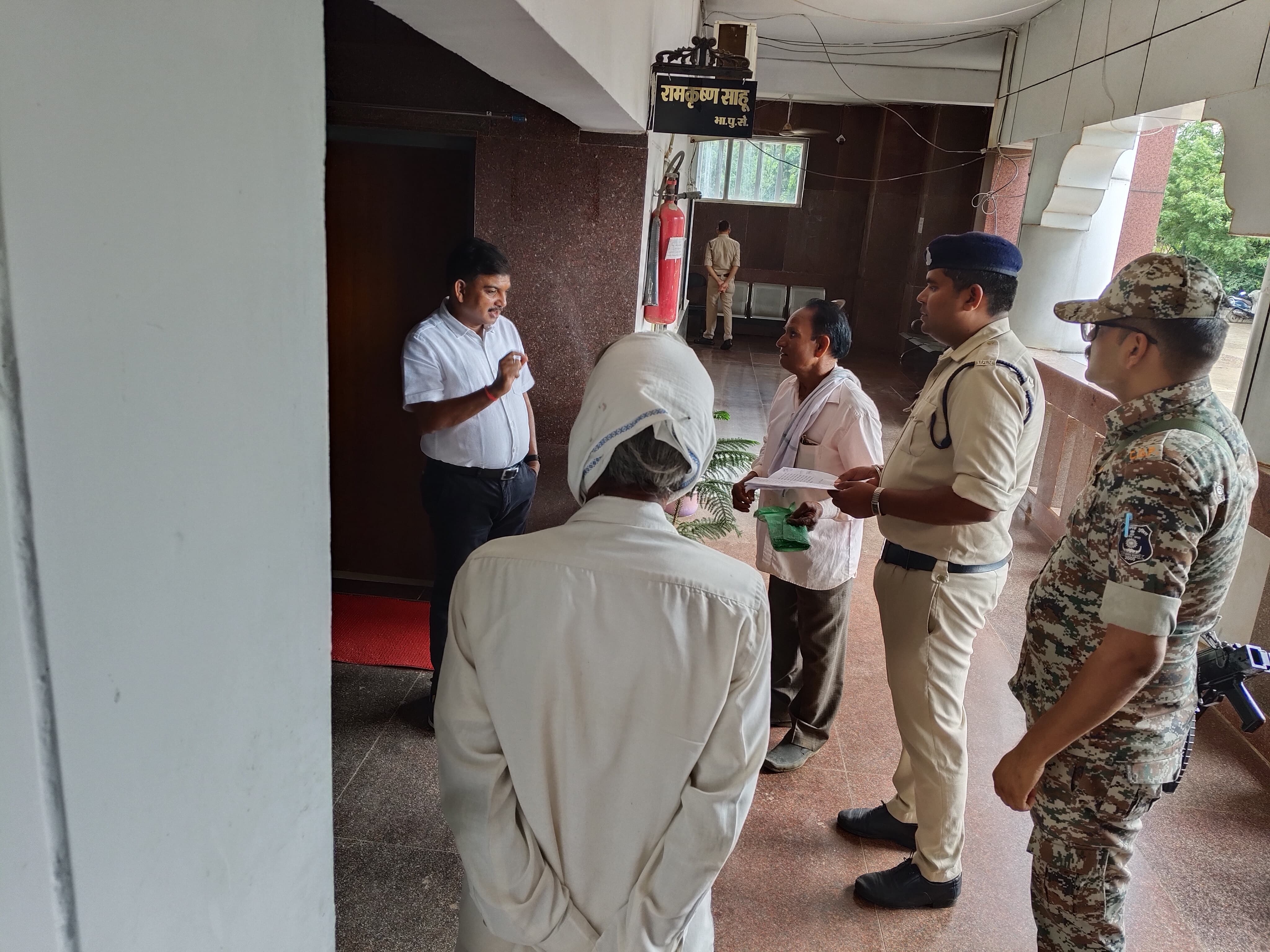 
 एसएसपी बेमेतरा रामकृष्ण साहू (IPS) ने सुनी आम जनता की शिकायतें, निराकरण का दिया आश्वासन
