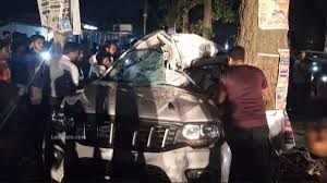 रफ़्तार का कहर : तेज रफ्तार कार अनियंत्रित होकर पेड़ से टकराई,हादसे में 2 लोगों की मौत