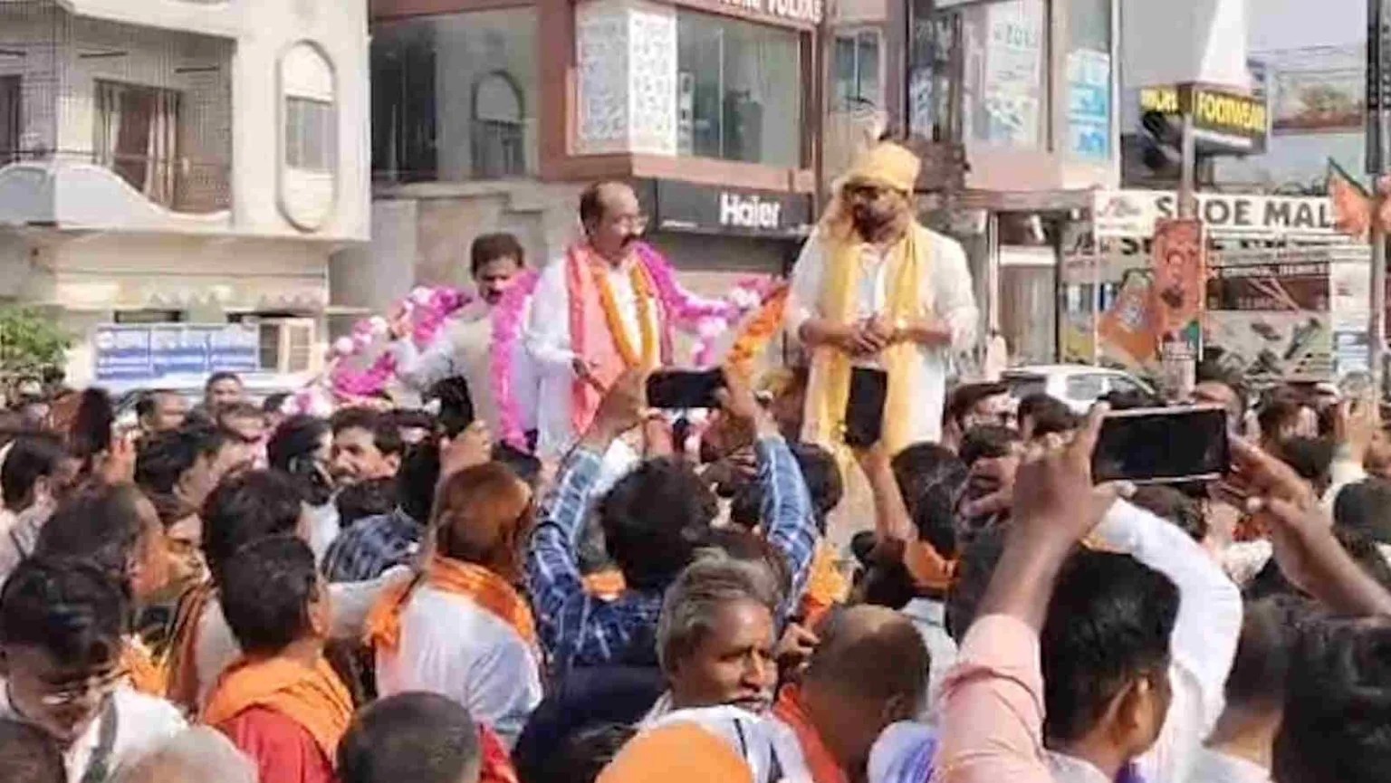 सादगी की मिसाल: बैलगाड़ी में बारात लेकर सामूहिक विवाह में दूल्हा बने विधायक दीपेश साहू